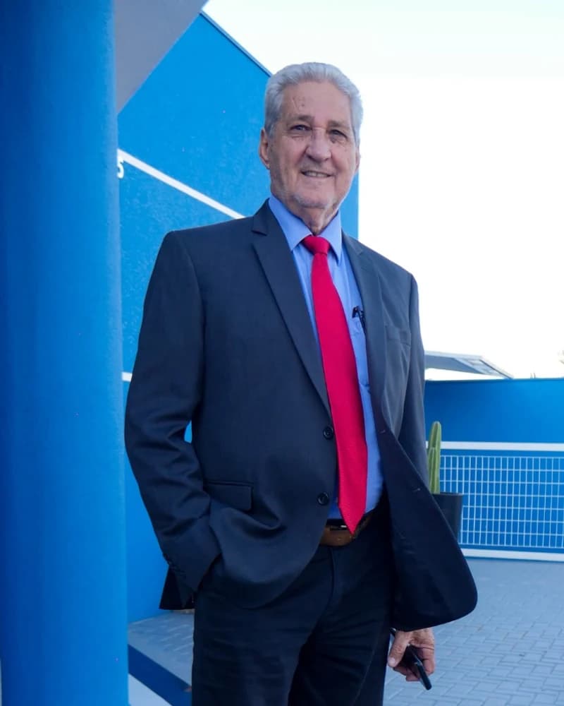 Dr. Villas Boas no escritório